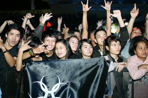 Khán giả Huế tham gia MobiFone RockStorm 2012 tại Sân vận động Tự Do